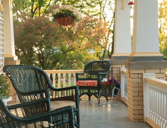 Abeja Farmhouse Porch